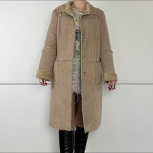 Load image into Gallery viewer, Beige shearling coat
